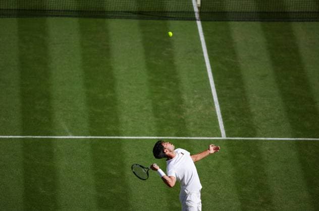 Wimbledon 2025 Jan-Lennard Struff v Carlos Alcaraz Wimbledon Championships 2025 Day 5, 04 07 25 Gentlemens Singles - Third Round Centre Court Jan-Lennard Struff vs Carlos Alcaraz. Carlos Alcaraz in action  Copyright: xBradleyxOrmesherx NINTCHDBPICT001007575411