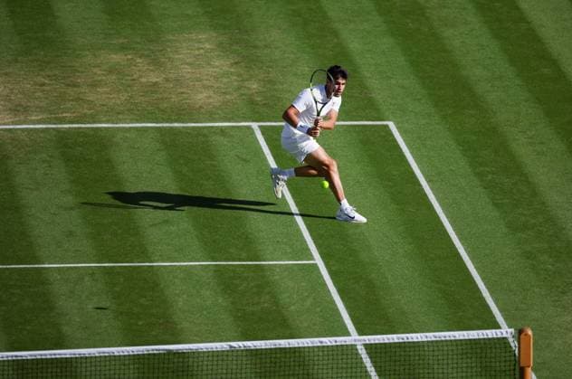 Wimbledon 2025 Jan-Lennard Struff v Carlos Alcaraz Wimbledon Championships 2025 Day 5, 04 07 25 Gentlemens Singles - Third Round Centre Court Jan-Lennard Struff vs Carlos Alcaraz. Carlos Alcaraz in action  Copyright: xBradleyxOrmesherx NINTCHDBPICT001007575430