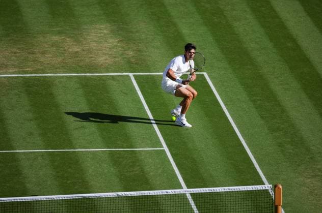 Wimbledon 2025 Jan-Lennard Struff v Carlos Alcaraz Wimbledon Championships 2025 Day 5, 04 07 25 Gentlemens Singles - Third Round Centre Court Jan-Lennard Struff vs Carlos Alcaraz. Carlos Alcaraz in action  Copyright: xBradleyxOrmesherx NINTCHDBPICT001007575443