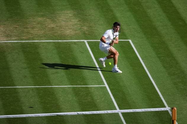 Wimbledon 2025 Jan-Lennard Struff v Carlos Alcaraz Wimbledon Championships 2025 Day 5, 04 07 25 Gentlemens Singles - Third Round Centre Court Jan-Lennard Struff vs Carlos Alcaraz. Carlos Alcaraz in action  Copyright: xBradleyxOrmesherx NINTCHDBPICT001007575446