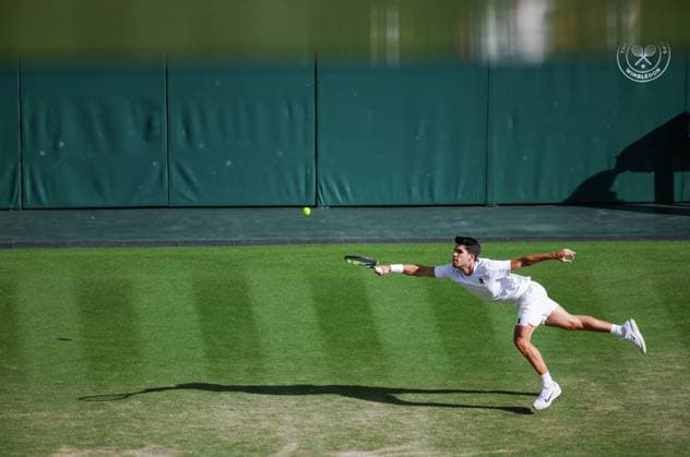 Wimbledon 2025 Jan-Lennard Struff v Carlos Alcaraz Wimbledon Championships 2025 Day 5, 04 07 25 Gentlemens Singles - Third Round Centre Court Jan-Lennard Struff vs Carlos Alcaraz. Carlos Alcaraz in action  Copyright: xBradleyxOrmesherx NINTCHDBPICT001007578361