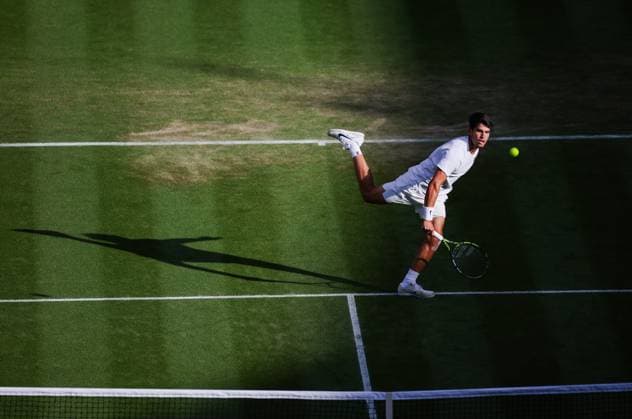 Wimbledon 2025 Jan-Lennard Struff v Carlos Alcaraz Wimbledon Championships 2025 Day 5, 04 07 25 Gentlemens Singles - Third Round Centre Court Jan-Lennard Struff vs Carlos Alcaraz. Carlos Alcaraz in action  Copyright: xBradleyxOrmesherx NINTCHDBPICT001007585857
