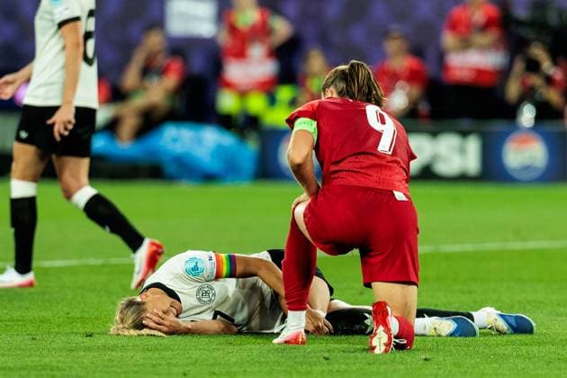 UEFA Women’s Euro 2025: Deutschland - Polen; 04.7.2025 Giulia Gwinn (Deutschland, 7) bleibt auf dem Boden liegen, hält sich das Knie nach Zweikampf mit Ewa Pajor (Polen, 9), Verletzung? UEFA Women’s Euro 2025: Deutschland - Polen; St. Gallen, Arena St. Gallen am 04.07.2025 *** UEFA Womens Euro 2025 Germany Poland 04 7 2025 Giulia Gwinn Germany, 7 stays on the ground, holds her knee after a duel with Ewa Pajor Poland, 9 , injury UEFA Womens Euro 2025 Germany Poland St Gallen, Arena St Gallen on 04 07 2025 Copyright: xBEAUTIFULxSPORTS Wunderlx
