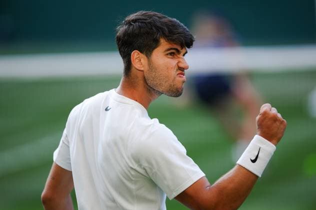 Wimbledon 2025 Jan-Lennard Struff v Carlos Alcaraz Wimbledon Championships 2025 Day 5, 04 07 25 Gentlemens Singles - Third Round Centre Court Jan-Lennard Struff vs Carlos Alcaraz. Carlos Alcaraz wins in 4 sets  Copyright: xBradleyxOrmesherx NINTCHDBPICT001007596341