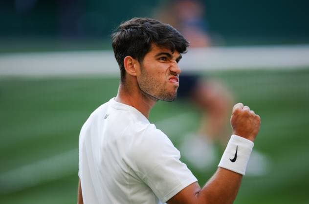Wimbledon 2025 Jan-Lennard Struff v Carlos Alcaraz Wimbledon Championships 2025 Day 5, 04 07 25 Gentlemens Singles - Third Round Centre Court Jan-Lennard Struff vs Carlos Alcaraz. Carlos Alcaraz wins in 4 sets  Copyright: xBradleyxOrmesherx NINTCHDBPICT001007596356