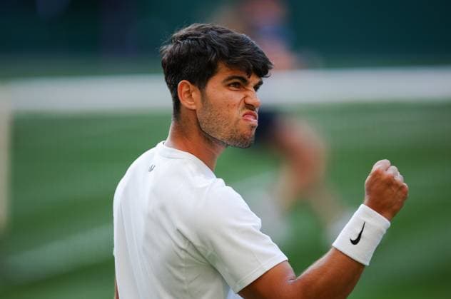 Wimbledon 2025 Jan-Lennard Struff v Carlos Alcaraz Wimbledon Championships 2025 Day 5, 04 07 25 Gentlemens Singles - Third Round Centre Court Jan-Lennard Struff vs Carlos Alcaraz. Carlos Alcaraz wins in 4 sets  Copyright: xBradleyxOrmesherx NINTCHDBPICT001007596364