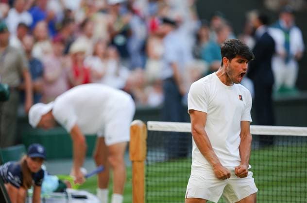 Wimbledon 2025 Jan-Lennard Struff v Carlos Alcaraz Wimbledon Championships 2025 Day 5, 04 07 25 Gentlemens Singles - Third Round Centre Court Jan-Lennard Struff vs Carlos Alcaraz. Carlos Alcaraz wins in 4 sets  Copyright: xBradleyxOrmesherx NINTCHDBPICT001007596369
