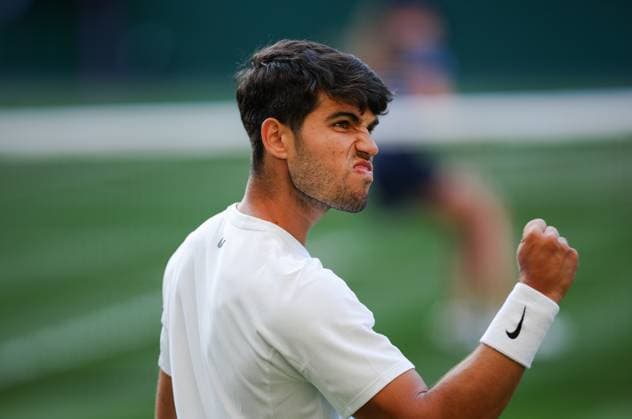 Wimbledon 2025 Jan-Lennard Struff v Carlos Alcaraz Wimbledon Championships 2025 Day 5, 04 07 25 Gentlemens Singles - Third Round Centre Court Jan-Lennard Struff vs Carlos Alcaraz. Carlos Alcaraz wins in 4 sets  Copyright: xBradleyxOrmesherx NINTCHDBPICT001007596491