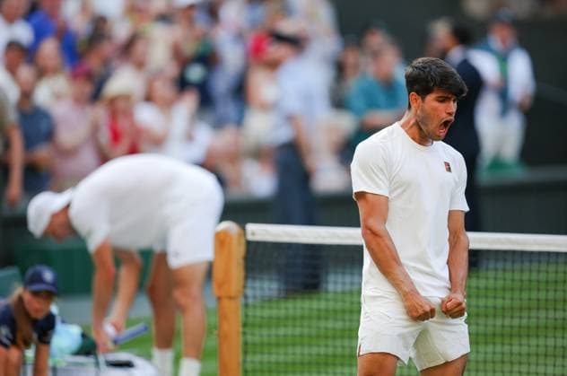 Wimbledon 2025 Jan-Lennard Struff v Carlos Alcaraz Wimbledon Championships 2025 Day 5, 04 07 25 Gentlemens Singles - Third Round Centre Court Jan-Lennard Struff vs Carlos Alcaraz. Carlos Alcaraz wins in 4 sets  Copyright: xBradleyxOrmesherx NINTCHDBPICT001007596375