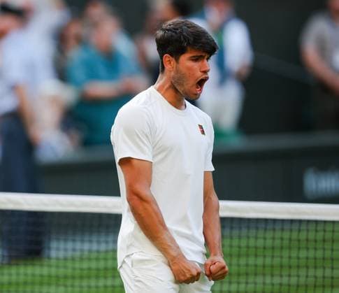 Wimbledon 2025 Jan-Lennard Struff v Carlos Alcaraz Wimbledon Championships 2025 Day 5, 04 07 25 Gentlemens Singles - Third Round Centre Court Jan-Lennard Struff vs Carlos Alcaraz. Carlos Alcaraz wins in 4 sets  Copyright: xBradleyxOrmesherx NINTCHDBPICT001007596509