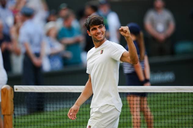 Wimbledon 2025 Jan-Lennard Struff v Carlos Alcaraz Wimbledon Championships 2025 Day 5, 04 07 25 Gentlemens Singles - Third Round Centre Court Jan-Lennard Struff vs Carlos Alcaraz. Carlos Alcaraz wins in 4 sets  Copyright: xBradleyxOrmesherx NINTCHDBPICT001007596514