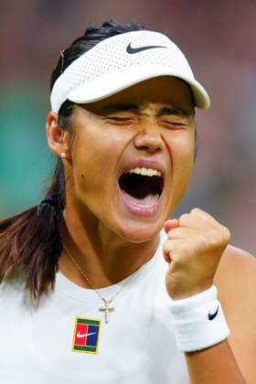 Emma Raducanu celebrates during her third round match Wimbledon Tennis Championships, Day 5, The All England Lawn Tennis and Croquet Club, London, UK - 04 Jul 2025London The All England Lawn Tennis and United Kingdom  Copyright: xJavierxGarcia Shutterstockx 15384469id