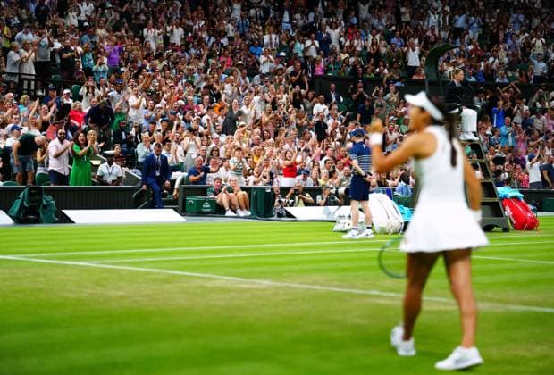 The crowd goes wild as Emma Raducanu breaks serve Wimbledon Tennis Championships, Day 5, The All England Lawn Tennis and Croquet Club, London, UK - 04 Jul 2025London The All England Lawn Tennis and United Kingdom  Copyright: xJavierxGarcia Shutterstockx 15384469iw