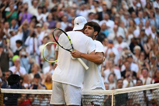 (250705) -- LONDON, July 5, 2025 -- Carlos Alcaraz (R) greets Jan-Lennard Struff after the men s singles third round match between Carlos Alcaraz of Spain and Jan-Lennard Struff of Germany at the Wimbledon Tennis Championships in London, Britain, July 4, 2025. ) (SP)BRITAIN-LONDON-TENNIS-WIMBLEDON-MEN S SINGLES ZhaoxDingzhe 