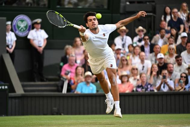 (250705) -- LONDON, July 5, 2025 -- Carlos Alcaraz hits a return during the men s singles third round match between Carlos Alcaraz of Spain and Jan-Lennard Struff of Germany at the Wimbledon Tennis Championships in London, Britain, July 4, 2025. ) (SP)BRITAIN-LONDON-TENNIS-WIMBLEDON-MEN S SINGLES ZhaoxDingzhe 
