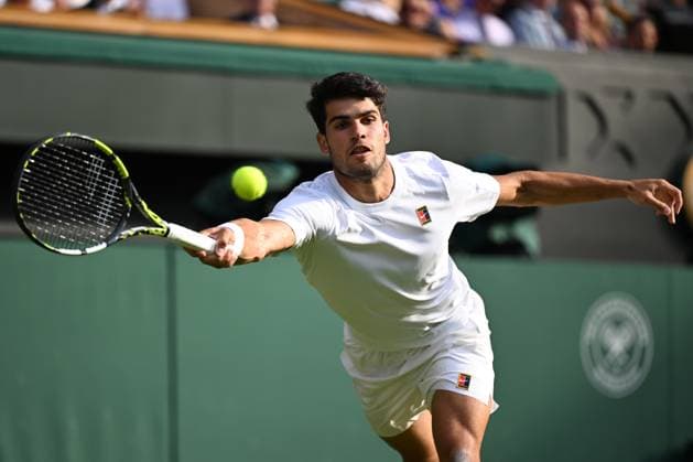 (250705) -- LONDON, July 5, 2025 -- Carlos Alcaraz hits a return during the men s singles third round match between Carlos Alcaraz of Spain and Jan-Lennard Struff of Germany at the Wimbledon Tennis Championships in London, Britain, July 4, 2025. ) (SP)BRITAIN-LONDON-TENNIS-WIMBLEDON-MEN S SINGLES ZhaoxDingzhe 