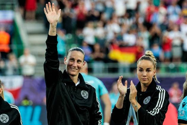 UEFA Womens Euro 2025 Germany Poland 04 7 2025 Ann Kathrin Berger Germany, 1 and Giulia Gwinn Germany, 7 applaud and wave UEFA Womens Euro 2025 Germany Poland St Gallen, Arena St Gallen on 04 07 2025 Copyright: xBEAUTIFULxSPORTS Wunderlx