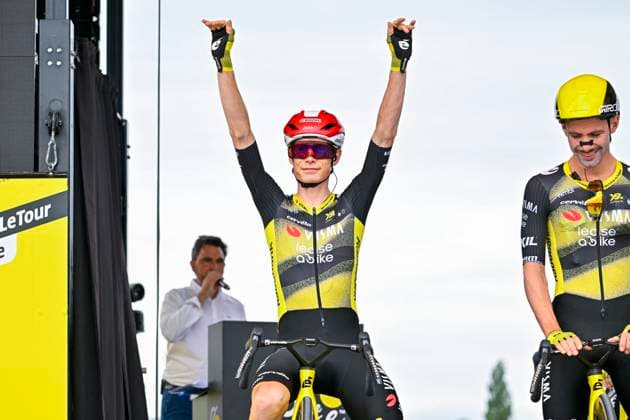 Tour de France 2025 Stage 1 LILLE METROPOLE, FRANCE - JULY 05 : Vingegaard Jonas (DEN) of Team Visma - Lease a Bike on stage before the start of the race during stage 1 of the 112th edition of Tour de France an UCI World Tour 2.UWT cycling road race stage for Men Elite of 185 km with start in Lille Metropole and finish in Lille Metropole on July 5, 2025 in Lille Metropole, France, 05 07 2025 ( Motordriver Kenny Verfaillie - Lille Metropole France  Copyright: xJanxDexMeuleneirx