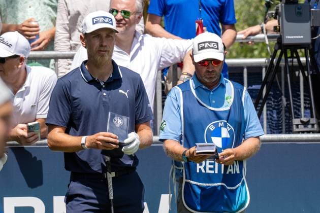The currently 2the Kristoffer Reitan NOR looks once again into his birdie book xettx, Germany, Muenchen, 05 07 2025, Golf, BMW International Open, 2025, Round 3, DP World Tour, Golfclub Muenchen Eichenried