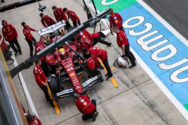 F1 - BRITISH GRAND PRIX 2025 44 HAMILTON Lewis (gbr), Scuderia Ferrari SF-25, mechanic, mecanicien, mechanics pitlane, during the Formula 1 Qatar Airways British Grand Prix 2025, 12th round of the 2025 FIA Formula One World Championship, WM, Weltmeisterschaft from July 4 to 6, 2025 on the Silverstone Circuit, in Silverstone, United Kingdom - SilverstoneUnited Kingdom Copyright: xEricxAlonsox
