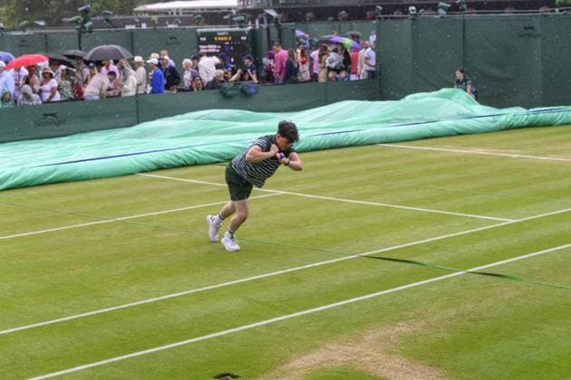 Wimbledon Tennis Championships - Day 6 LONDON, ENGLAND - July 05: Ground staff cover the tennis courts from the light rain as its stops play during day sixth of The Championships Wimbledon 2025 at All England Lawn Tennis and Croquet Club on July 05, 2025 in London, England. Ray Tang Anadolu London United Kingdom. Editorial use only. Please get in touch for any other usage.  Copyright: x2025xAnadoluxRayxTangx