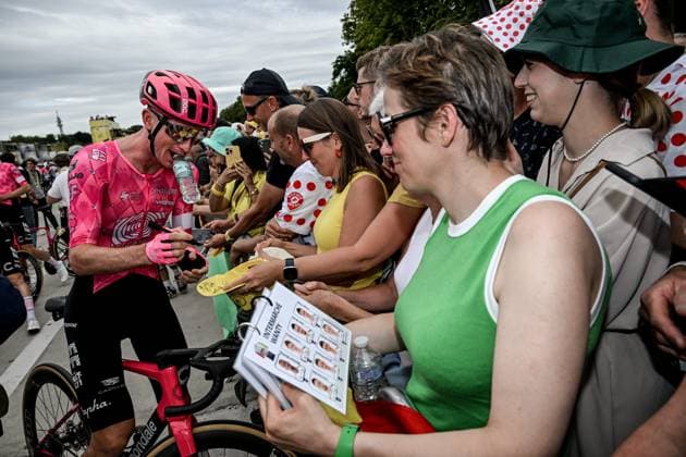 TOUR DE FRANCE 2025 PHOTOPQR OUEST FRANCE Martin ROCHE ; Lille ; 05 07 2025 ; Ce samedi 5 juillet 2025 , c est le départ du Tour de France 2025 à Lille . ici Harry Sweeny signe un autographe après être passé sur le podium Photographe: Martin ROCHE Ouest-France- French cycling race Tour de France 2024 takes place in july 2025 Lille FRANCE France  Copyright: xPHOTOPQR OUESTxFRANCE MAXPPPxMartinxROCHEx 20250705OFR9304 20250705OFR9304
