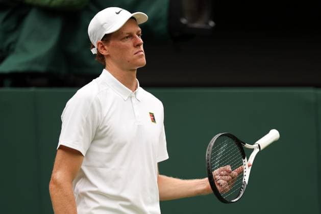 Jannik Sinner twirls his racket on his finger during his third round match Wimbledon Tennis Championships, Day 6, The All England Lawn Tennis and Croquet Club, London, UK - 05 Jul 2025London The All England Lawn Tennis and United Kingdom  Copyright: xEllaxLing Shutterstockx 15385619l