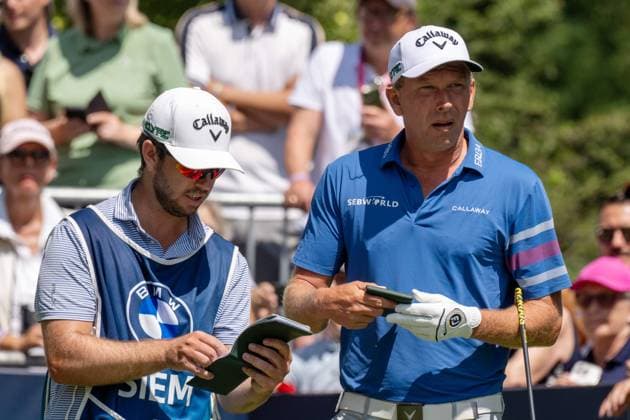 Marcel Siem GER discusses with his caddy before teeing off xettx, Germany, Muenchen, 05 07 2025, Golf, BMW International Open, 2025, Round 3, DP World Tour, Golfclub Muenchen Eichenried