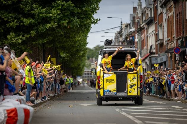 TOUR DE FRANCE 2025 PHOTOPQR VOIX DU NORD SEVERINE COURBE ; 05 07 2025 ; LENS 05 07 25. CYCLISME TOUR DE FRANCE premiere etape du Tour de France avec ambiance dans le village, passage de la caravane publicitaire avenue du 4 septembre et passage des coureurs devant le stade Bollaert. PHOTO SEVERINE COURBE LA VOIX DU NORD- French cycling race Tour de France 2024 takes place in july 2025 HAUTS DE FRANCE France  Copyright: xPHOTOPQR VOIXxDUxNORD MAXPPPxSEVERINExCOURBEx 20250705VDN9631 20250705VDN9631