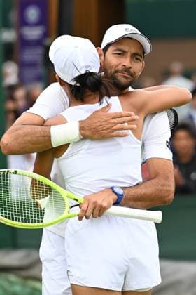 (250705) -- LONDON, July 5, 2025 -- Zhang Shuai Marcelo Arevalo (back) hug after the mixed doubles first round match between Zhang Shuai of China Marcelo Arevalo of El Salvador and Chan Hao-Ching of Chinese Taipei Andre Goransson of Sweden at the Wimbledon Tennis Championships in London, Britain, July 5, 2025. ) (SP)BRITAIN-LONDON-TENNIS-WIMBLEDON-MIXED DOUBLES ZhaoxDingzhe 