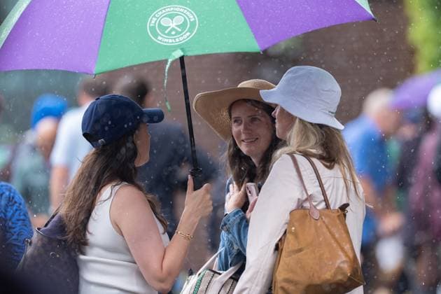 2025-07-05 The Championships Wimbledon 2025 LONDON, UNITED KINGDOM - JULY 5: Crowd in the rain during Day Six of The Championships Wimbledon 2025 at All England Lawn Tennis and Croquet Club on July 5, 2025 in London, United Kingdom. (Photo by Marleen Fouchier BSR Agency) London United Kingdom Content not available for redistribution in The Netherlands directly or indirectly through any third parties. Copyright: xBSRxAgencyx