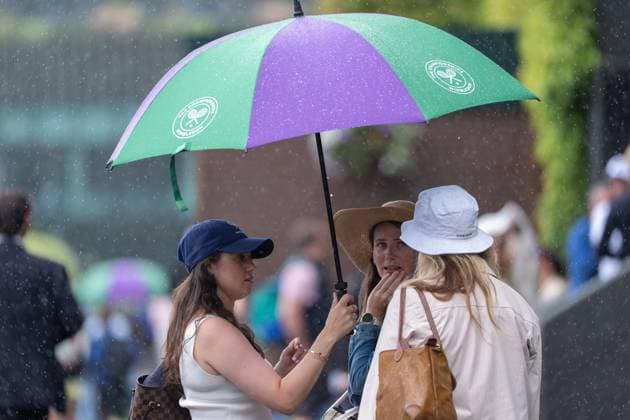 2025-07-05 The Championships Wimbledon 2025 LONDON, UNITED KINGDOM - JULY 5: Crowd in the rain during Day Six of The Championships Wimbledon 2025 at All England Lawn Tennis and Croquet Club on July 5, 2025 in London, United Kingdom. (Photo by Marleen Fouchier BSR Agency) London United Kingdom Content not available for redistribution in The Netherlands directly or indirectly through any third parties. Copyright: xBSRxAgencyx