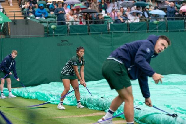 2025-07-05 The Championships Wimbledon 2025 LONDON, UNITED KINGDOM - JULY 5: A volunteer is covering the court during Day Six of The Championships Wimbledon 2025 at All England Lawn Tennis and Croquet Club on July 5, 2025 in London, United Kingdom. (Photo by Marleen Fouchier BSR Agency) London United Kingdom Content not available for redistribution in The Netherlands directly or indirectly through any third parties. Copyright: xBSRxAgencyx