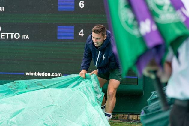 2025-07-05 The Championships Wimbledon 2025 LONDON, UNITED KINGDOM - JULY 5: A volunteer is covering the court during Day Six of The Championships Wimbledon 2025 at All England Lawn Tennis and Croquet Club on July 5, 2025 in London, United Kingdom. (Photo by Marleen Fouchier BSR Agency) London United Kingdom Content not available for redistribution in The Netherlands directly or indirectly through any third parties. Copyright: xBSRxAgencyx