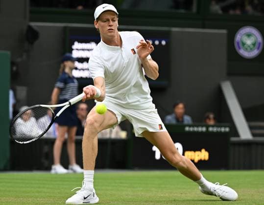 (250705) -- LONDON, July 5, 2025 -- Jannik Sinner hits a return during the men s singles third round match between Jannik Sinner of Italy and Pedro Martinez of Spain at the Wimbledon Tennis Championships in London, Britain, July 5, 2025. ) (SP)BRITAIN-LONDON-TENNIS-WIMBLEDON-MEN S SINGLES ZhaoxDingzhe 