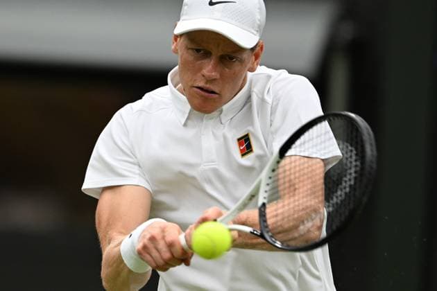 (250705) -- LONDON, July 5, 2025 -- Jannik Sinner hits a return during the men s singles third round match between Jannik Sinner of Italy and Pedro Martinez of Spain at the Wimbledon Tennis Championships in London, Britain, July 5, 2025. ) (SP)BRITAIN-LONDON-TENNIS-WIMBLEDON-MEN S SINGLES ZhaoxDingzhe 