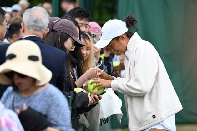 (250705) -- LONDON, July 5, 2025 -- Zhang Shuai (1st R) signs an autograph for fans after winning the mixed doubles first round match between Zhang Shuai of China Marcelo Arevalo of El Salvador and Chan Hao-Ching of Chinese Taipei Andre Goransson of Sweden at the Wimbledon Tennis Championships in London, Britain, July 5, 2025. ) (SP)BRITAIN-LONDON-TENNIS-WIMBLEDON-MIXED DOUBLES ZhaoxDingzhe 