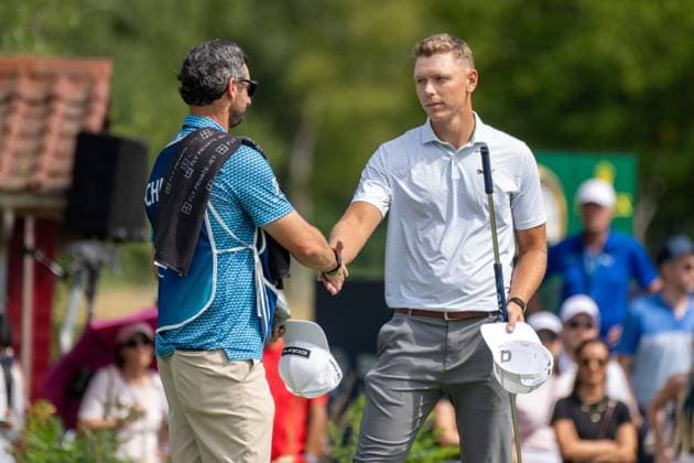 Matti Schmid GER thanks his caddy xettx, Germany, Muenchen, 05 07 2025, Golf, BMW International Open, 2025, Round 3, DP World Tour, Golfclub Muenchen Eichenried