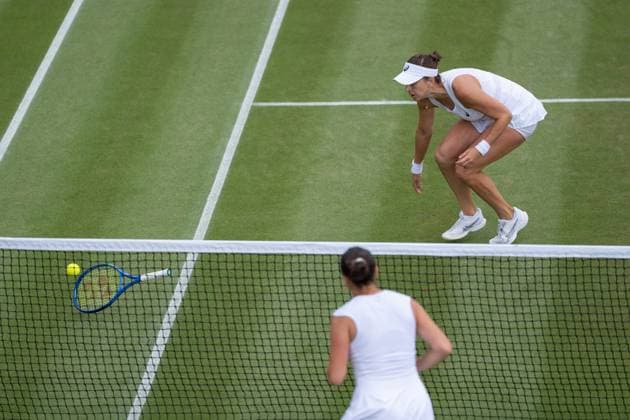 2025-07-05 The Championships Wimbledon 2025 LONDON, UNITED KINGDOM - JULY 5: Belinda Bencic of Switzerland, Elisabetta Cocciaretto of Italy during Day Six of The Championships Wimbledon 2025 at All England Lawn Tennis and Croquet Club on July 5, 2025 in London, United Kingdom. (Photo by Marleen Fouchier BSR Agency) London United Kingdom Content not available for redistribution in The Netherlands directly or indirectly through any third parties. Copyright: xBSRxAgencyx