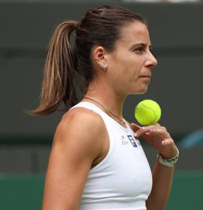 USA s Emma Navarro awaits the restart after rain in her third round match against Czech Barbora Krejcikova on day six of the 2025 Wimbledon Championships in London on Saturday, July 05, 2025.  LON2025070527 HUGOxPHILPOTT