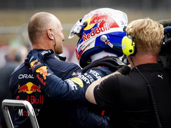 SILVERSTONE - Max Verstappen (Red Bull Racing) celebrates taking pole position with his team during qualifying at the Silverstone circuit ahead of the Great Britain Grand Prix. ANP SEM VAN DER WAL xVIxANPxSportx xxANPxIVx 530987992 originalFilename: 530987992.jpg
