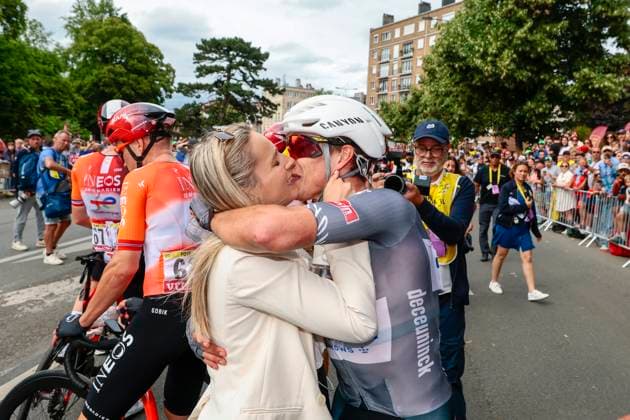 Tour de France 2025 Stage 1 LILLE METROPOLE, FRANCE - JULY 05 : Philipsen Jasper (BEL) of Alpecin-Deceuninck celebrating his victory with his girlfriend Melanie Peetermans during stage 1 of the 112th edition of Tour de France an UCI World Tour 2.UWT cycling road race stage for Men Elite of 185 km with start in Lille Metropole and finish in Lille Metropole on July 5, 2025 in Lille Metropole, France, 05 07 2025 ( Motordriver Kenny Verfaillie - Lille Metropole France  Copyright: xLucaxBettinix
