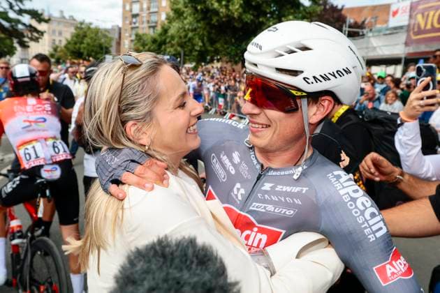 Tour de France 2025 Stage 1 LILLE METROPOLE, FRANCE - JULY 05 : Philipsen Jasper (BEL) of Alpecin-Deceuninck celebrating his victory with his girlfriend Melanie Peetermans during stage 1 of the 112th edition of Tour de France an UCI World Tour 2.UWT cycling road race stage for Men Elite of 185 km with start in Lille Metropole and finish in Lille Metropole on July 5, 2025 in Lille Metropole, France, 05 07 2025 ( Motordriver Kenny Verfaillie - Lille Metropole France  Copyright: xLucaxBettinix