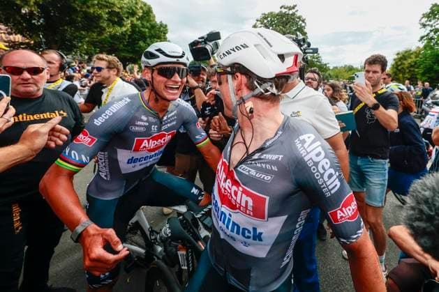Tour de France 2025 Stage 1 LILLE METROPOLE, FRANCE - JULY 05 : Philipsen Jasper (BEL) of Alpecin-Deceuninck celebrating his victory during stage 1 of the 112th edition of Tour de France an UCI World Tour 2.UWT cycling road race stage for Men Elite of 185 km with start in Lille Metropole and finish in Lille Metropole on July 5, 2025 in Lille Metropole, France, 05 07 2025 ( Motordriver Kenny Verfaillie - Lille Metropole France  Copyright: xLucaxBettinix