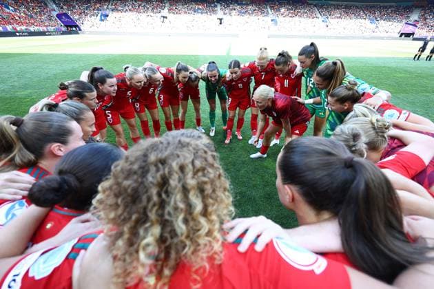 Wales players in the team huddle Wales Women v Netherlands Women, UEFA European Women s Championship, Football, Allmend Stadion Luzern, Lucerne, Switzerland - 05 Jul 2025Lucerne Allmend Stadion Luzern Switzerland EDITORIAL USE ONLY No use with unauthorised audio, video, data, fixture lists, club league logos or live services. Online in-match use limited to 120 images, no video emulation. No use in betting, games or single club league player publications.  Copyright: xMichaelxZemanek Shutterstockx 15384320bc