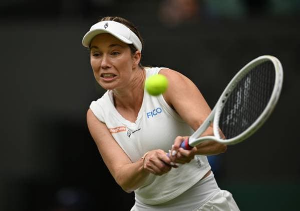 Day Six: The Championships - Wimbledon 2025 LONDON, ENGLAND - JULY 05: Danielle Collins of United States in action against Iga Swiatek of Poland during the Ladies Singles third round match on day six of The Championships Wimbledon 2025 at All England Lawn Tennis and Croquet Club on July 05, 2025 in London, England. London All England Lawn Tennis and Croq England United Kingdom Copyright: xVisionhausx 776301258