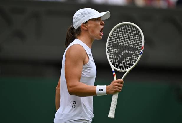 Day Six: The Championships - Wimbledon 2025 LONDON, ENGLAND - JULY 05: Iga Swiatek of Poland celebrates after winning match point against Danielle Collins of United States during the Ladies Singles third round match on day six of The Championships Wimbledon 2025 at All England Lawn Tennis and Croquet Club on July 05, 2025 in London, England. London All England Lawn Tennis and Croq England United Kingdom Copyright: xVisionhausx 776301258