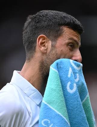 Day Six: The Championships - Wimbledon 2025 LONDON, ENGLAND - JULY 05: Novak Djokovic of Serbia wipes his face on a towel during the Gentlemen s Singles third round match against Miomir Kecmanovic of Serbia on day six of The Championships Wimbledon 2025 at All England Lawn Tennis and Croquet Club on July 05, 2025 in London, England. London All England Lawn Tennis and Croq England United Kingdom Copyright: xVisionhausx 776301258