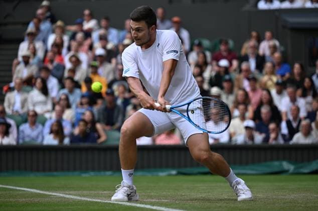 Day Six: The Championships - Wimbledon 2025 LONDON, ENGLAND - JULY 05: Miomir Kecmanovic of Serbia in action against Novak Djokovic of Serbia during the Gentlemen s Singles third round match on day six of The Championships Wimbledon 2025 at All England Lawn Tennis and Croquet Club on July 05, 2025 in London, England. London All England Lawn Tennis and Croq England United Kingdom Copyright: xVisionhausx 776301258
