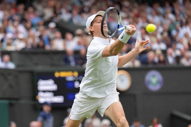 2025-07-05 The Championships Wimbledon 2025 LONDON, UNITED KINGDOM - JULY 5: Jannik Sinner of Italy in action during Day Six of The Championships Wimbledon 2025 at All England Lawn Tennis and Croquet Club on July 5, 2025 in London, United Kingdom. (Photo by Marleen Fouchier BSR Agency) London United Kingdom Content not available for redistribution in The Netherlands directly or indirectly through any third parties. Copyright: xBSRxAgencyx